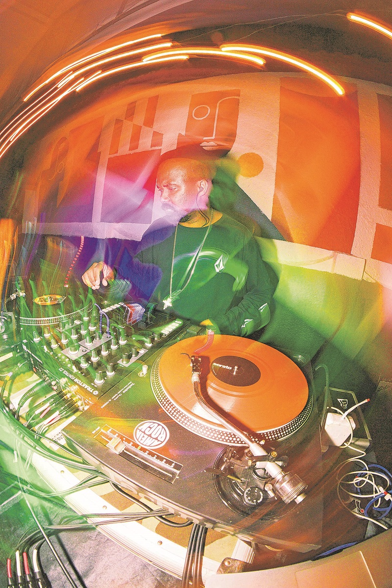 O DJ Mr. Dedus promete reggae e hip hop às 23h (Foto: Divulgação/Majestoso Rei da China)