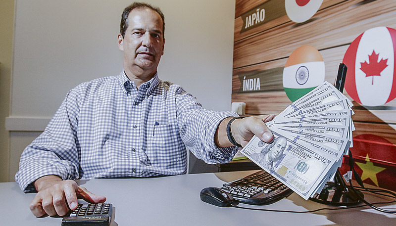 Economista José Márcio alertou que o cenário que já está ruim para quem vai viajar ao exterior pode piorar (Foto: Beto Morais — 01/04/2019)