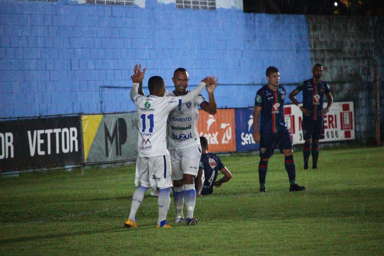 Edinho e Carlos Vitor comemoram mais uma vitória no Capixabão (Foto: Vitor Nicchio/ Vitória F.C.)