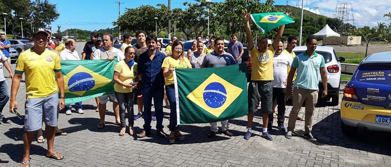 Concentração dos manifestantes na Praça do Papa. Os empresárrios seguiram em carreata até o Palácio Anchieta. (Foto: Divulgação)