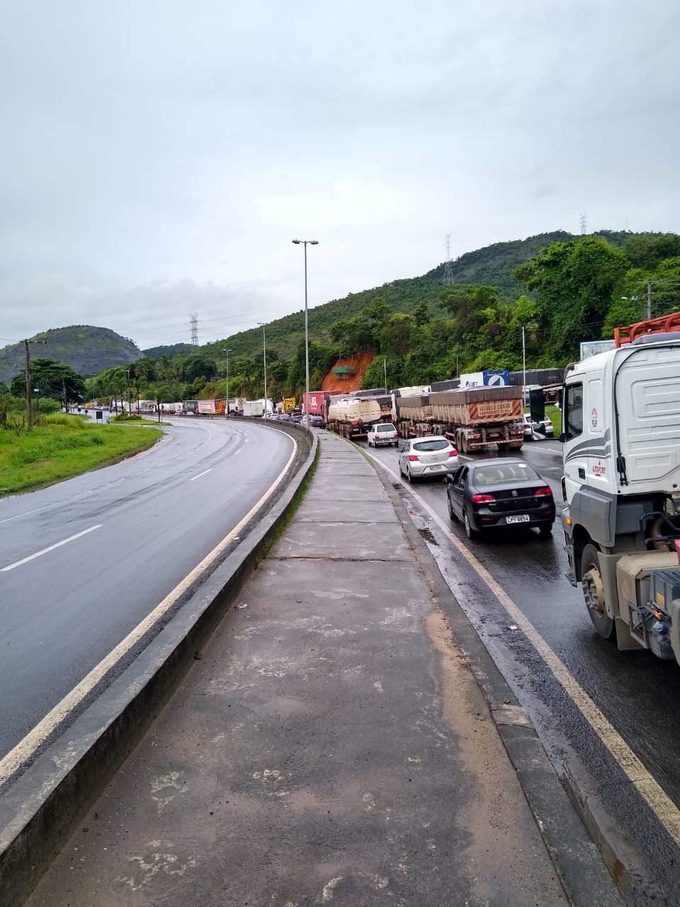 Trânsito congestionado no bairro Ribeira, em Viana (Foto: Deiveson de Souza)