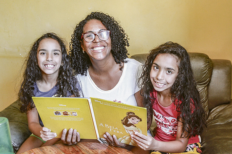 Andressa Mota estabelece horários para estudar com as filhas gêmeas Laura e Letícia, de 8 anos (Foto: Kadidja Fernandes / AT)