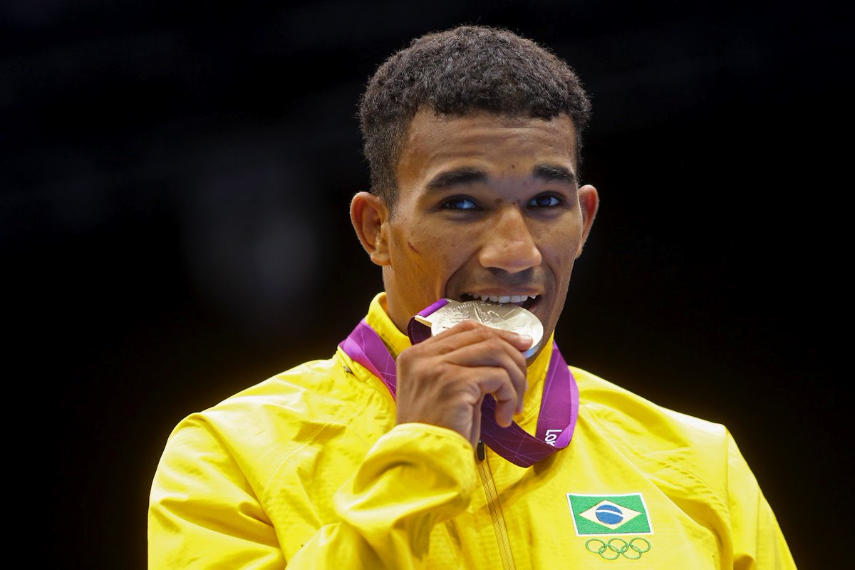 Esquiva com a medalha olímpica (Foto: Divulgação)
