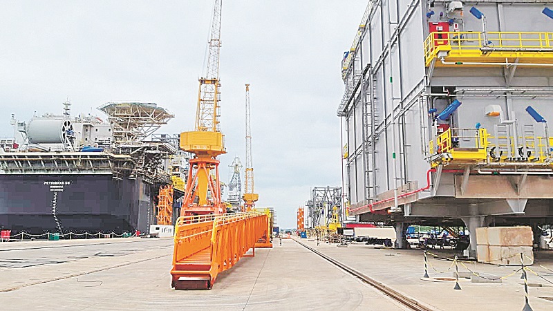 Estaleiro Jurong Aracruz, onde o casco do navio-plataforma P-71 (destaque) passará pela montagem final (Foto: Divulgação)