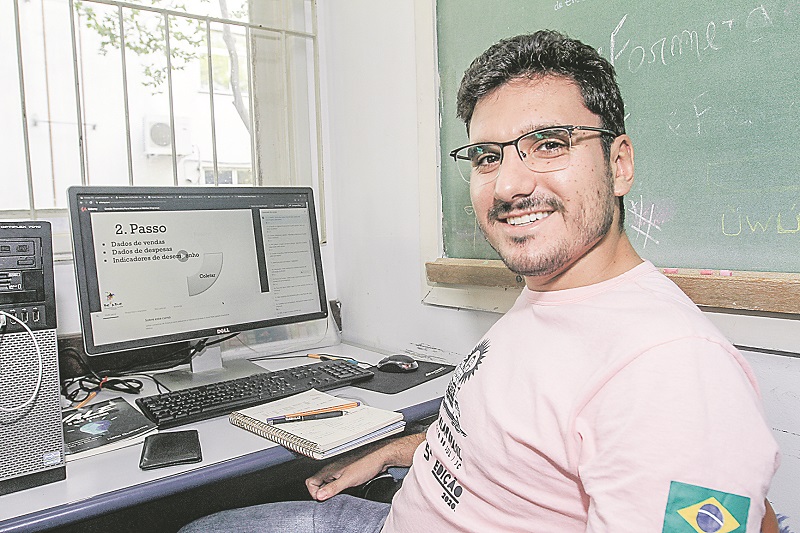 O estudante de Engenharia Mecânica Leandro Cassa Macedo, de 23 anos, realizou um curso on-line de gestão e liderança. (Foto: Dayana Souza/AT)