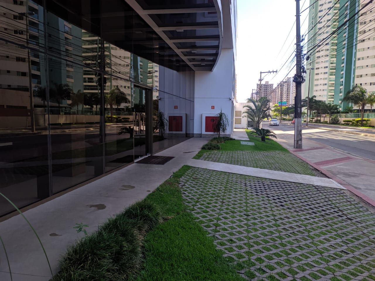 Fachada de prédio onde motoboy foi esfaqueado na Praia de Itaparica, em Vila Velha. (Foto: Júlia Afonso)