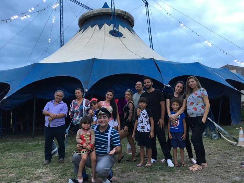 Família da dona Jucilia Alves de Oliveira, proprietária do Circo Barcelona (Foto: Divulgação)