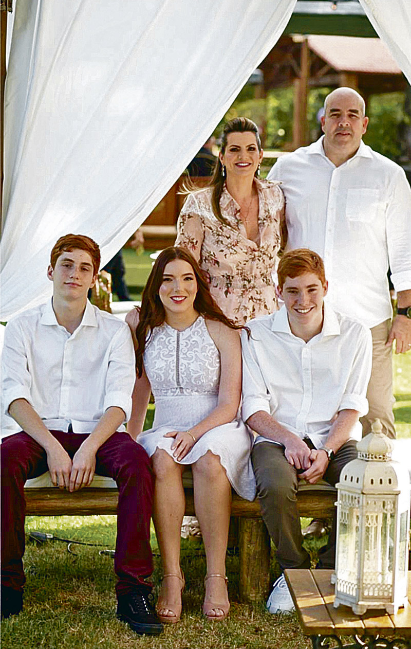 Ronam e Patrícia Prezotti Bonfim, ao lado dos filhos Bernardo, Luísa e Guilherme (Foto: Acervo Pessoal)