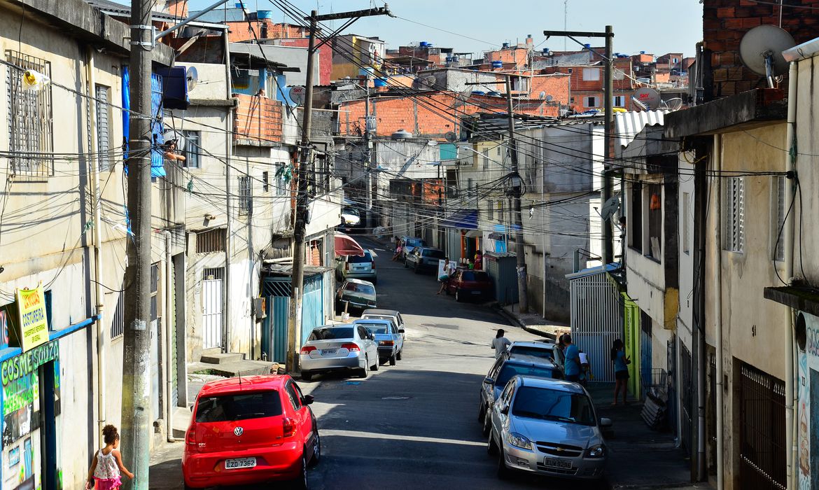 Comunidade no Rio de Janeiro: moradores tiveram redução da renda (Foto: Rovena Rosa / Agência Brasil)