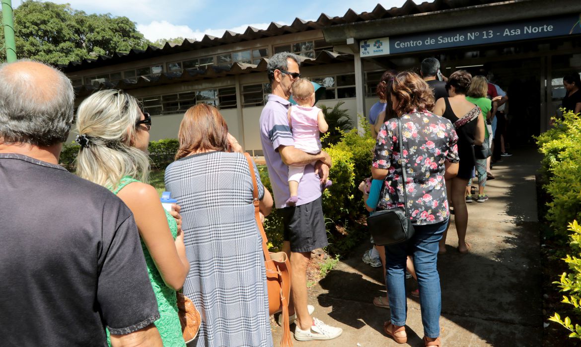 Os casos com sintomas leves de gripe, sem dificuldades respiratórias ou doenças preexistentes, serão atendidos no próprio posto de saúde (Foto: Wilson Dias/ Agência Brasil)