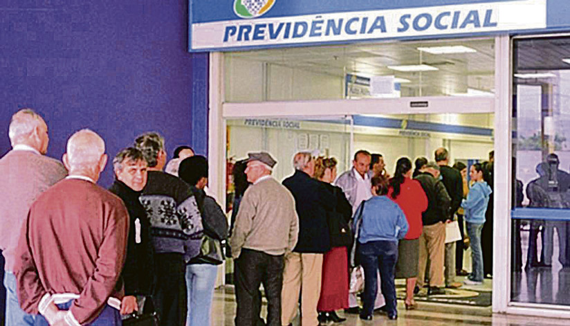 Fila em agência do INSS (Foto: Agência Brasil)