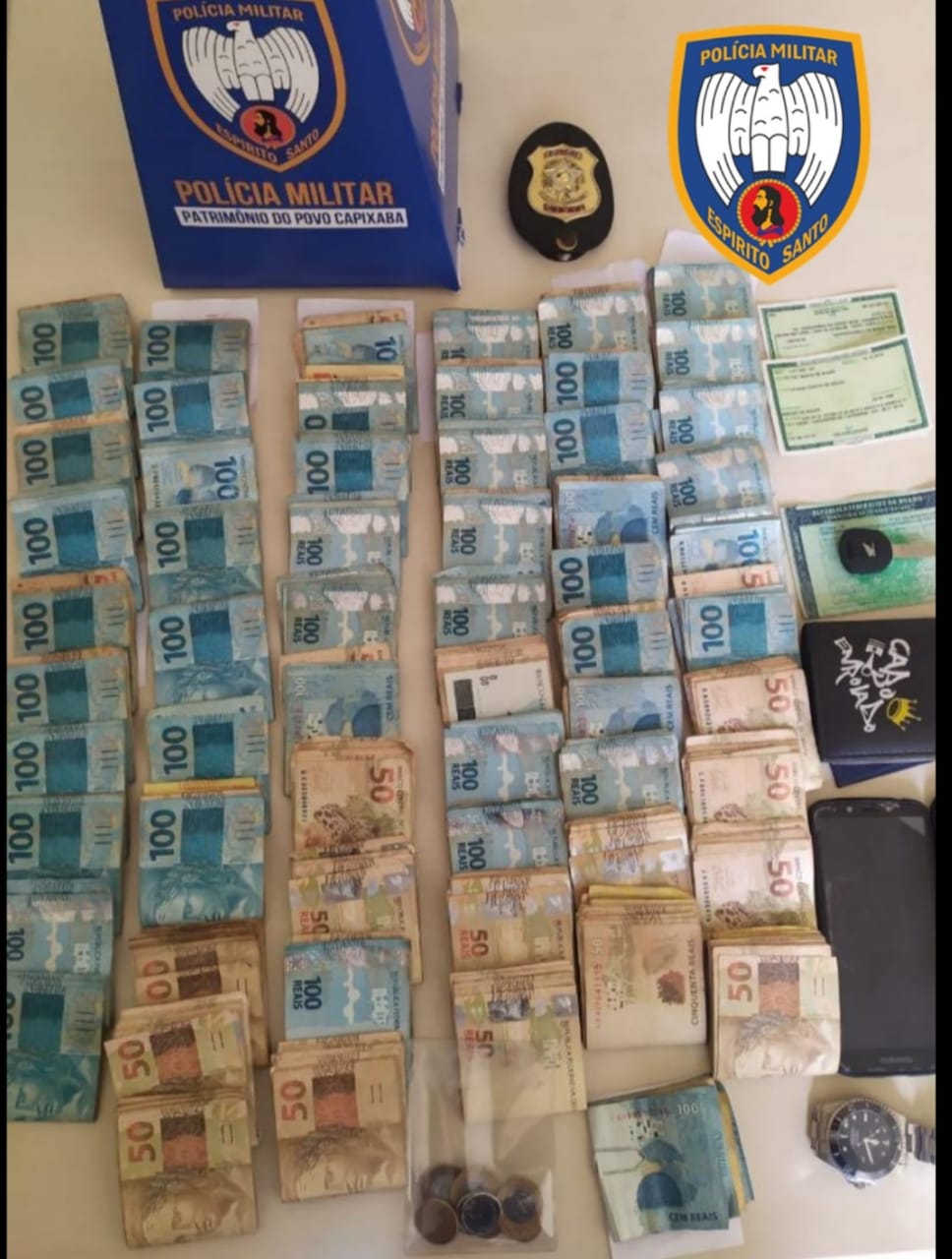 Dinheiro apreendido com suspeito (Foto: Divulgação Polícia Militar)