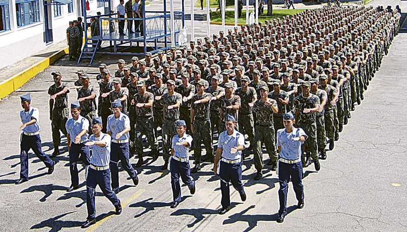 Soldados da Força Aérea em formação: 250 vagas para admissão ao Curso de Formação de Sargentos (Foto: Divulgação)