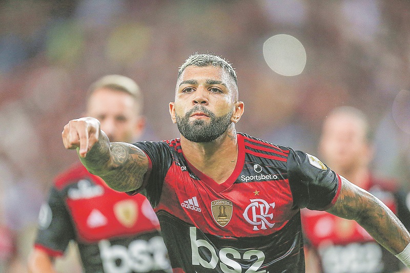O atacante Gabigol faz pose ao comemorar o seu gol, o segundo do Flamengo na vitória sobre o Barcelona de Guayaquil dentro do Maracanã. (Foto: DANIEL CASTELO BRANCO/Agência Estado)