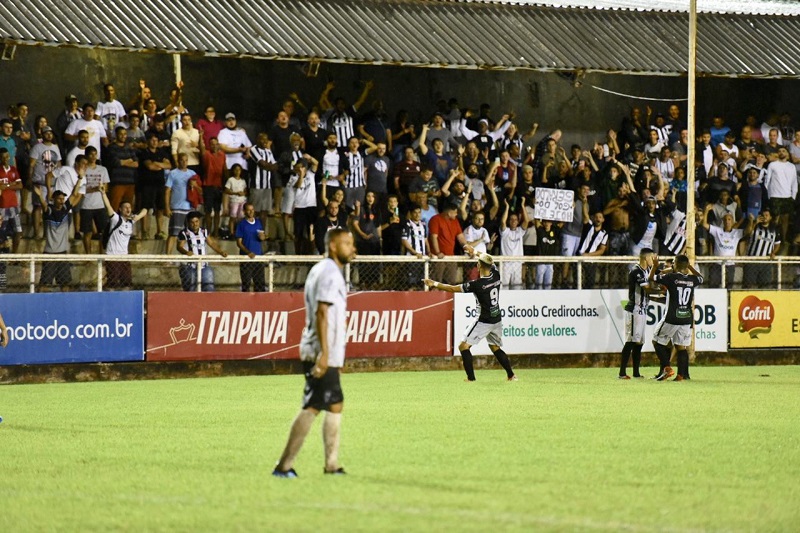 Geraldo comemora com a torcida o segundo gol da vitória do Estrela (Foto: Fabiano Oliveira/MKT Estrela)
