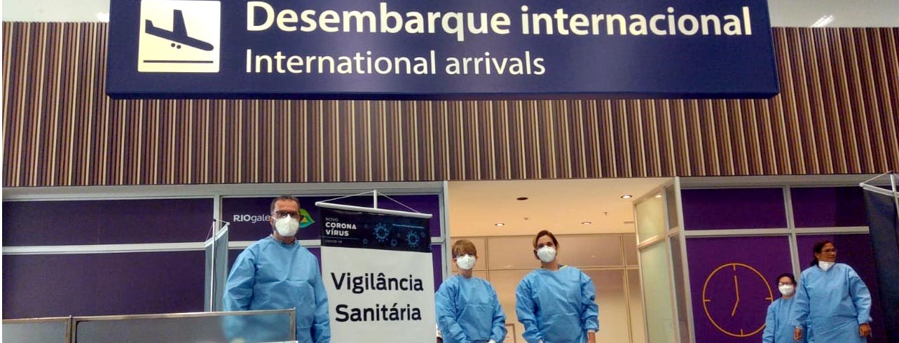Técnicos da Vigilância Sanitária acompanham os passageiros no aeroporto (Foto: Governo do Estado RJ / Divulgação)