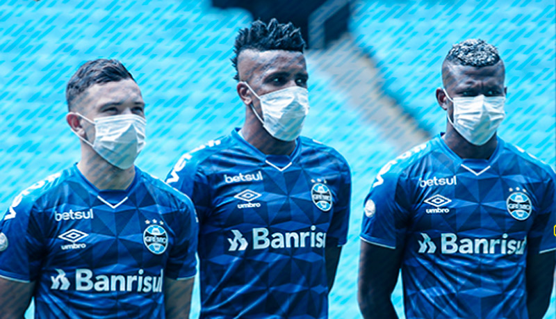 Thiago Neves e Cortez utilizaram máscara como protesto antes da partida (Foto: Lucas Uebel / Grêmio)