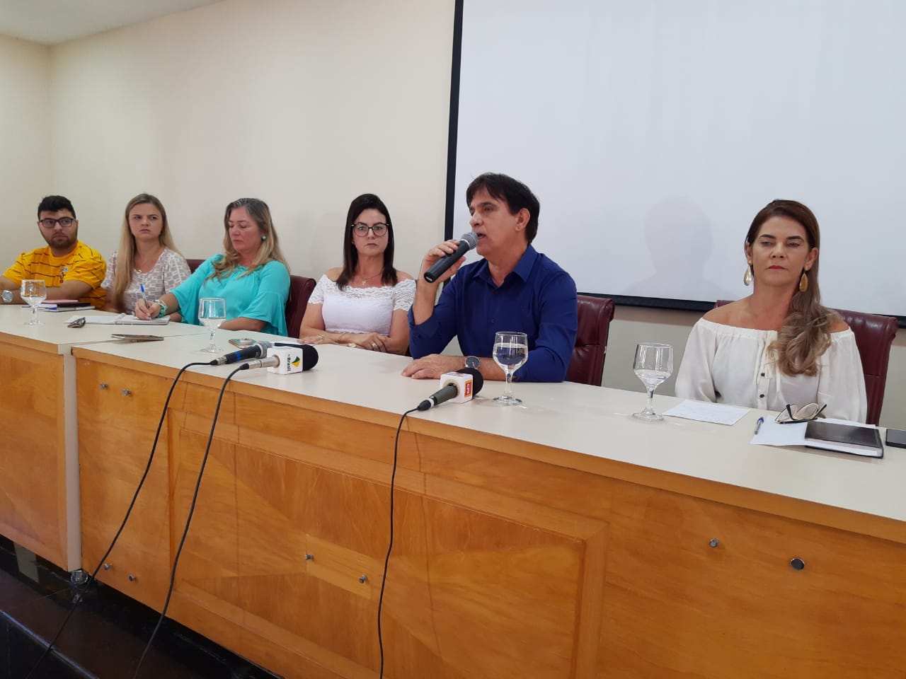 Coletiva de imprensa convocada pelo prefeito de Guarapari, Edson Magalhães (Foto: Roberta Bourguignon)