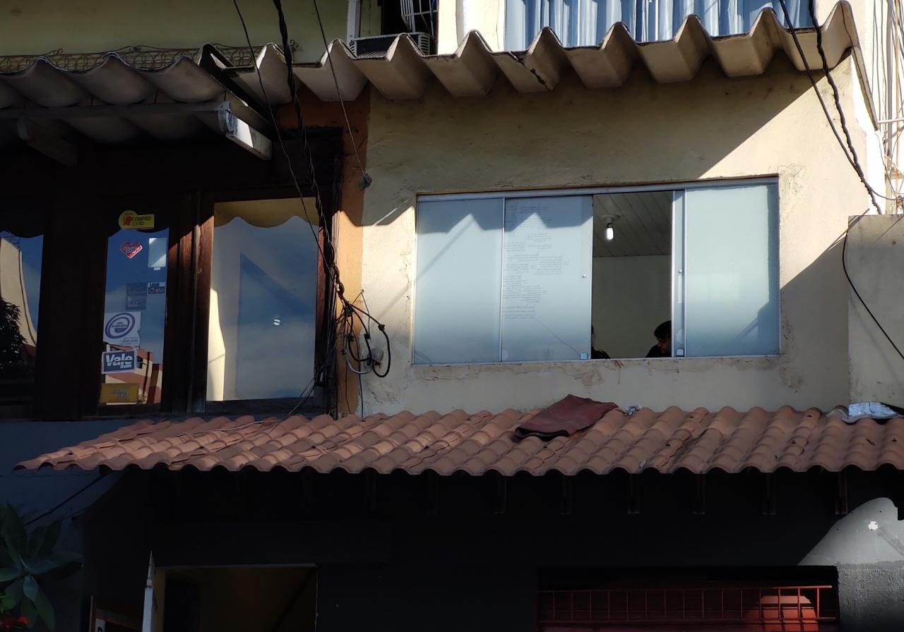 Local onde a vítima foi esfaqueada por volta das 4 horas da manhã desta segunda-feira (30). (Foto: Taynara Nascimento)