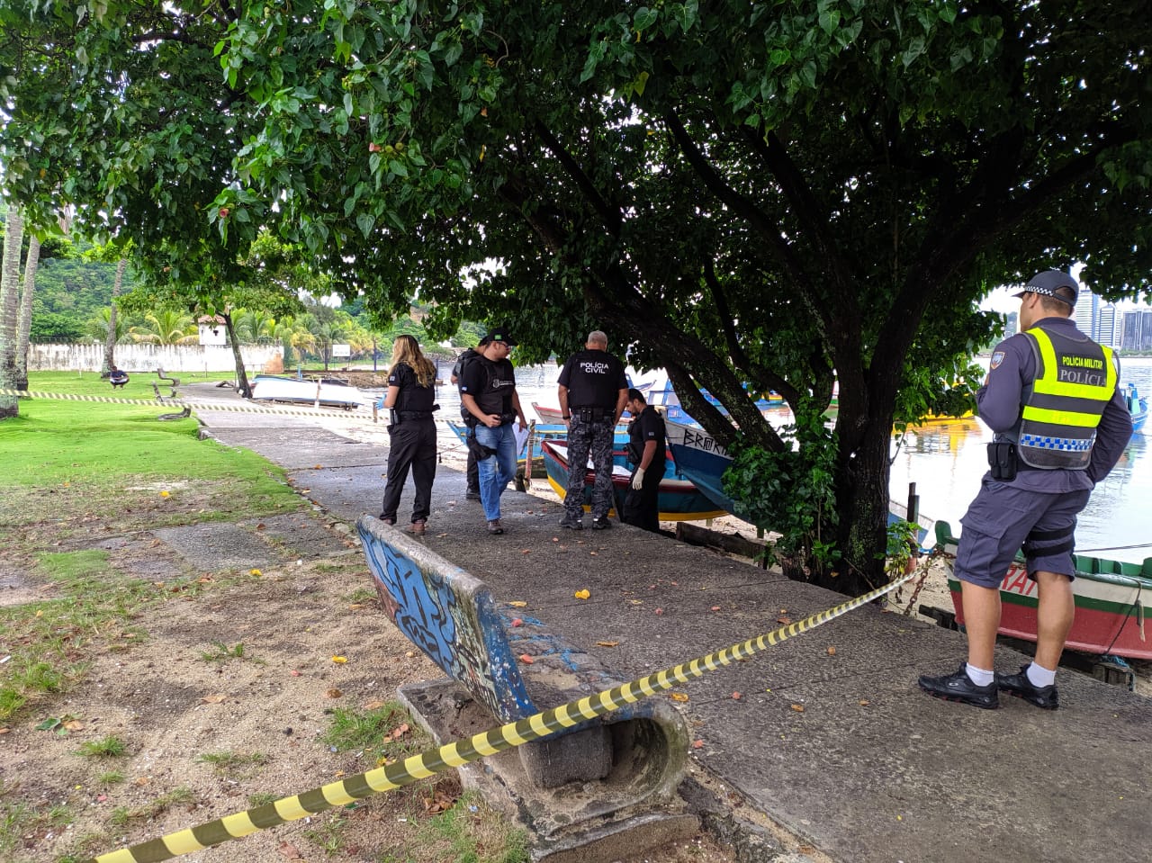 Perto do corpo da vítima a perícia encontrou duas sacolas (Foto: Júlia Afonso)