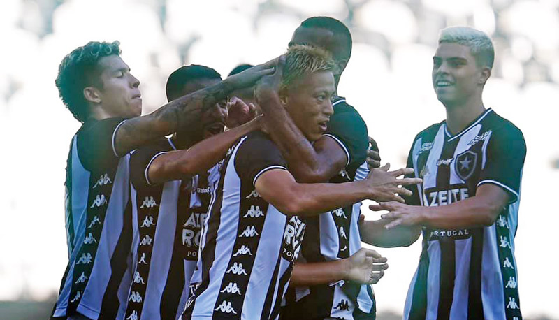 Jogadores comemoram o gol marcado pelo japonês Honda (Foto: Vítor Silva / Botafogo)
