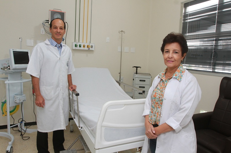 A enfermeira chefe Sandra Cavatti e o médico Fábio Coutinho na nova UTI Neonatal e pediátrica do Hospital da Associação dos Funcionários Públicos (Foto: Kadidja Fernandes/ AT/ 02/03/2020)