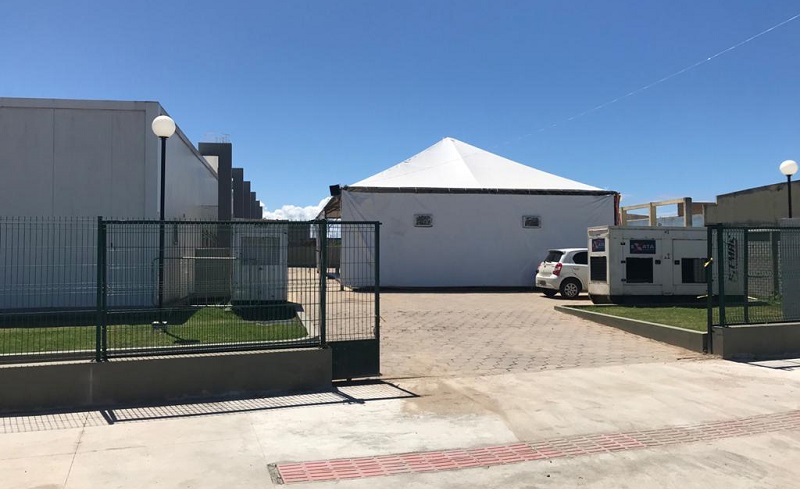 Tenda fica ao lado de Unidade de Pronto Atendimento (UPA). (Foto: Prefeitura de Marataízes)