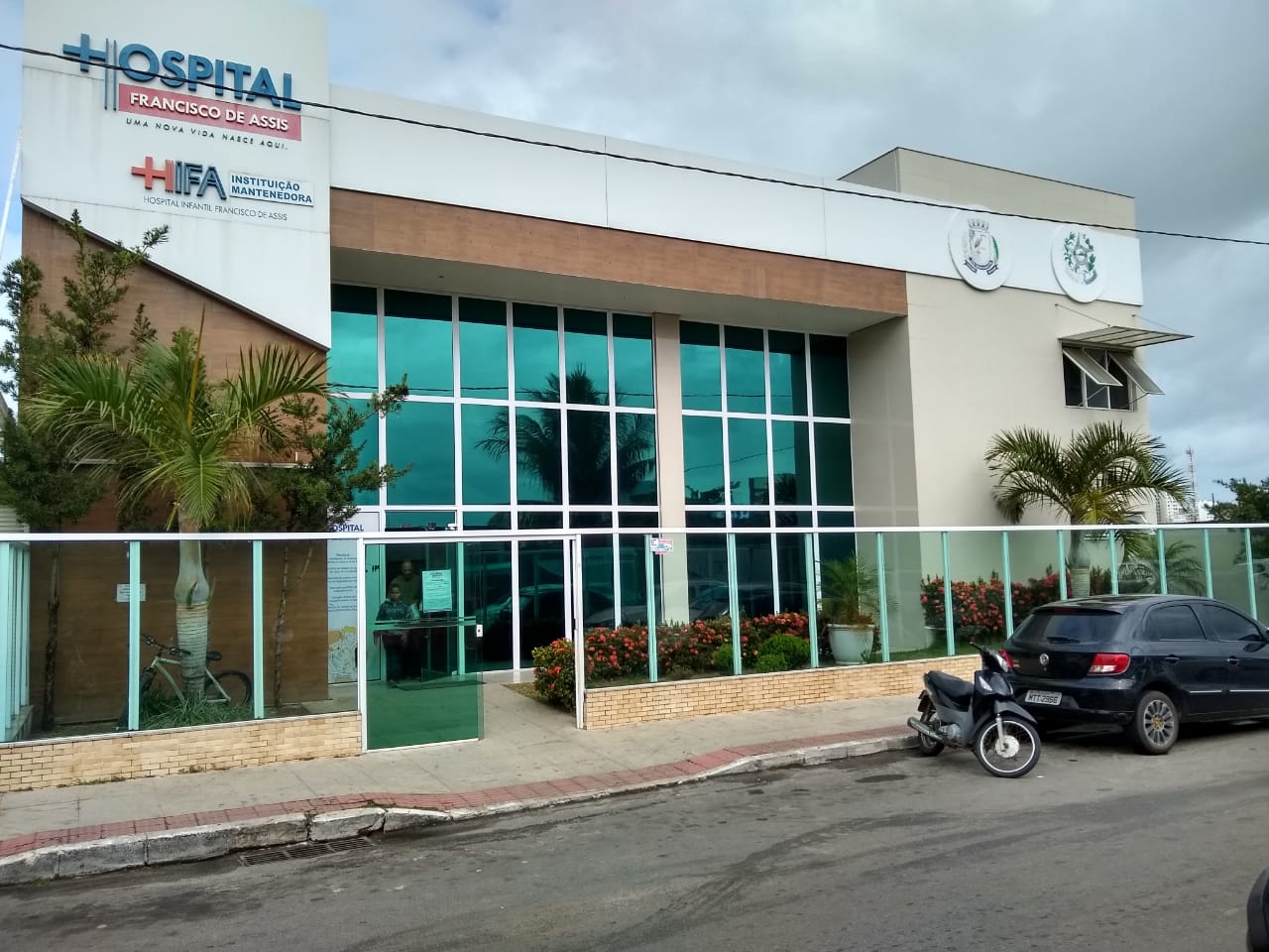 Adolescente foi levado ao hospital, mas morreu logo após dar entrada (Foto: Roberta Bourguignon)