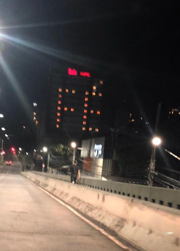 Palavra foi formada pelas lâmpadas dos quartos (Foto: Leitor)