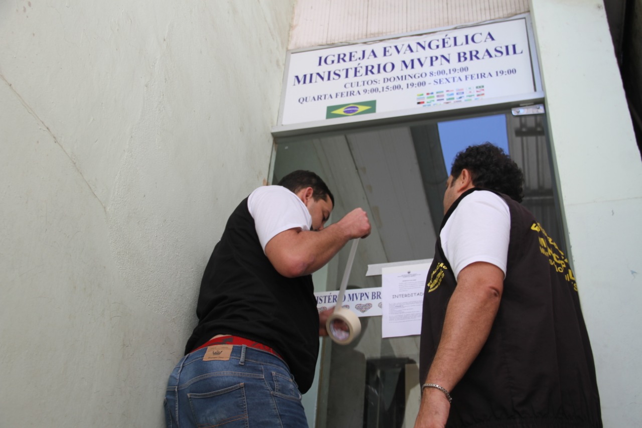 Fieis que estavam reunidos na igreja Ministério Vida para as Nações, Centro de Mimoso do Sul, foram orientados a deixar o templo (Foto: Beto Barbosa)