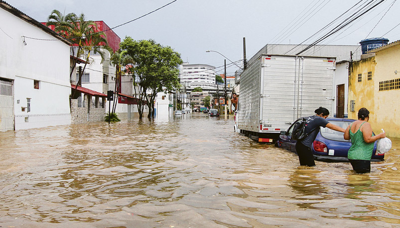Rua alagada no bairro Ilha de Santa Maria: plano para redução de riscos (Foto: Beto Morais / AT- 03/01/2020)