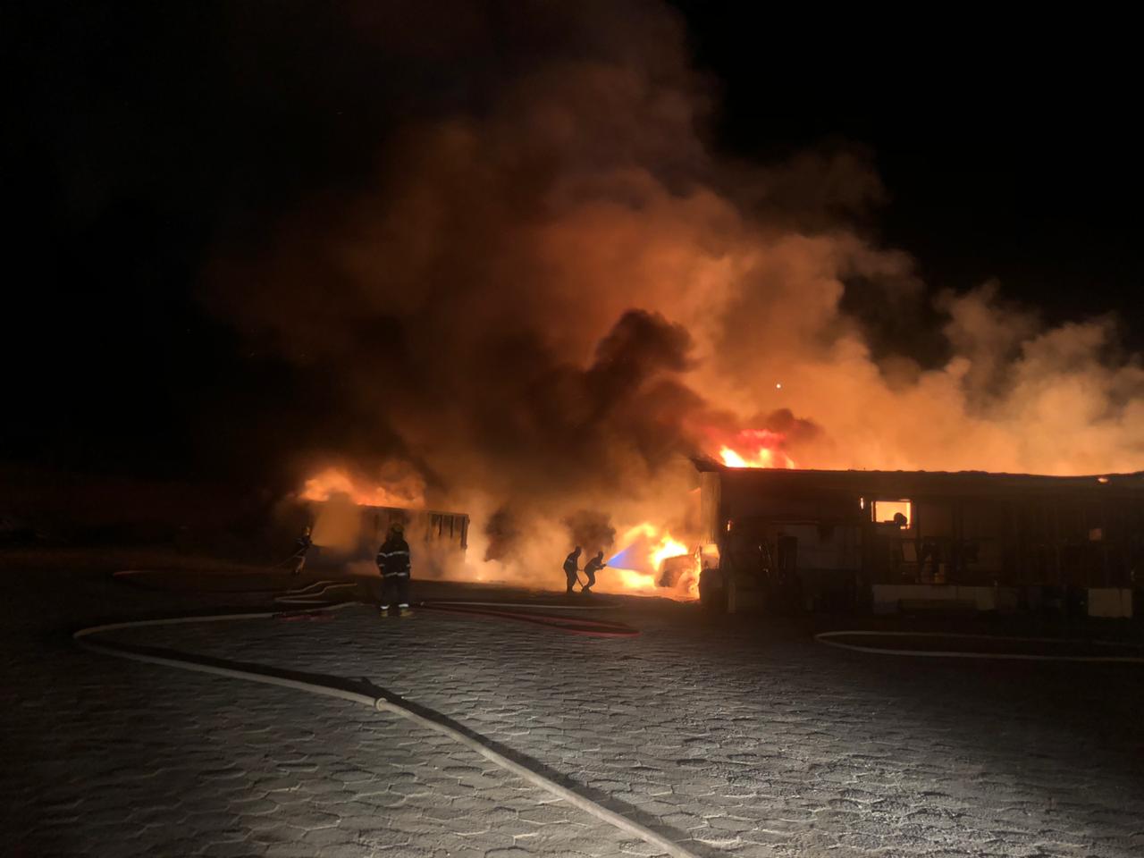 Bombeiros tentam apagar o fogo (Foto: Leitor / WhatsApp)
