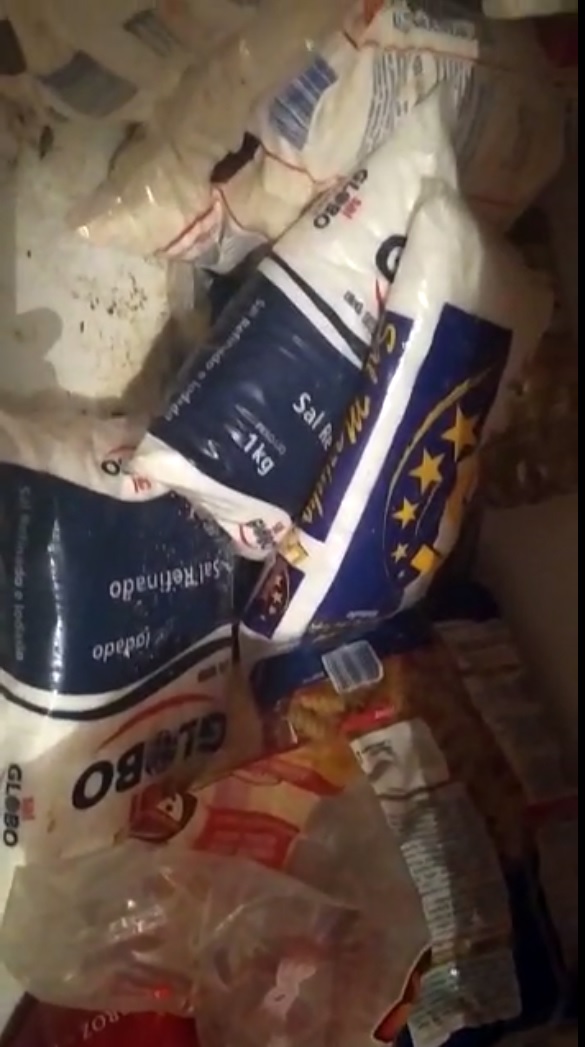 Doações que sobraram após chuva invadir instituição (Foto: Reprodução vídeo)