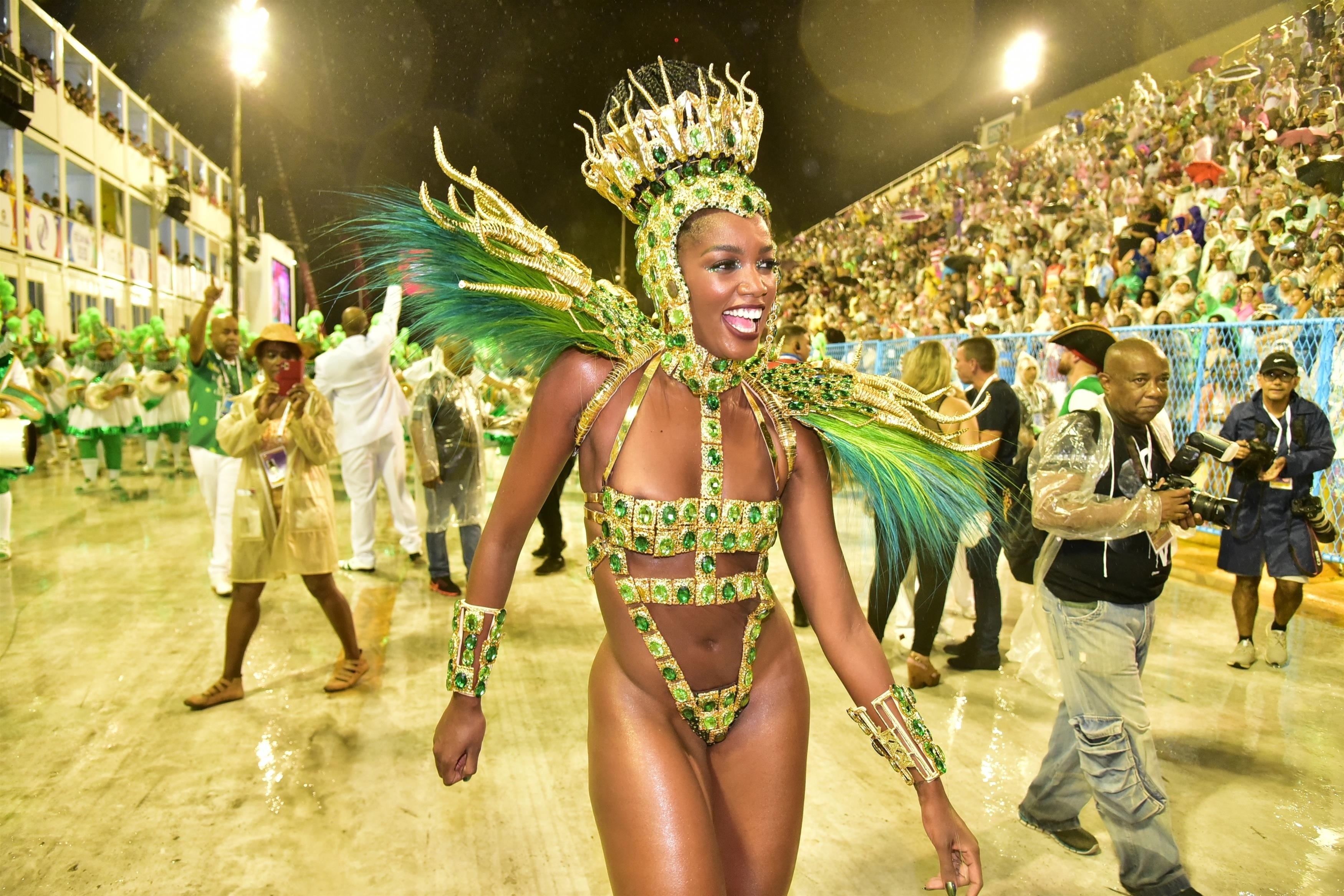 No desfile deste ano, Iza surgiu num maiô cavadíssimo e chamou a atenção do público (Foto: AgNews/ AgNews)