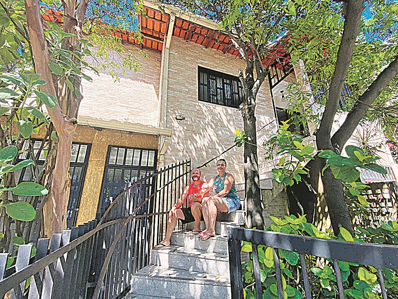 A arquiteta Moema de Jesus Calazans, de 49 anos, e o irmão dela, Murilo de Jesus Calazans, de 44, são proprietários de uma casa em Itapuã, Vila Velha. (Foto: Kadidja Fernandes/AT)