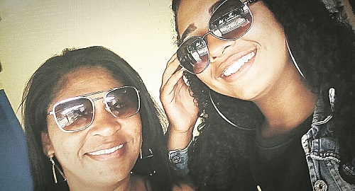 Lucineia Aparecida com a filha Karen Santos Arruda, de 15 anos, que foi assassinada por um morador de rua (Foto: Acervo de família)