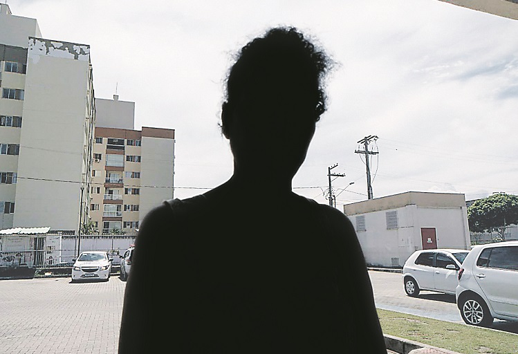 Dona de Casa, mãe da vítima, foi ao local do crime e ainda encontrou o filho com vida, após ser atropelado e levar tiro (Foto: Taynara Nascimento/AT)