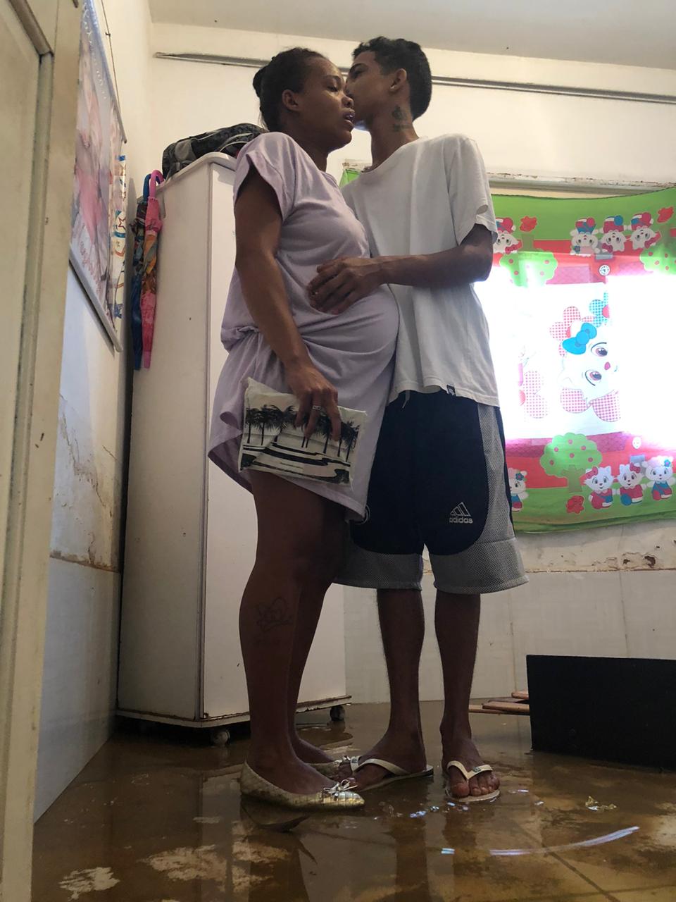 Kethelen e o marido perderam tudo dentro de casa (Foto: Felipe Chicarino / TV Tribuna )