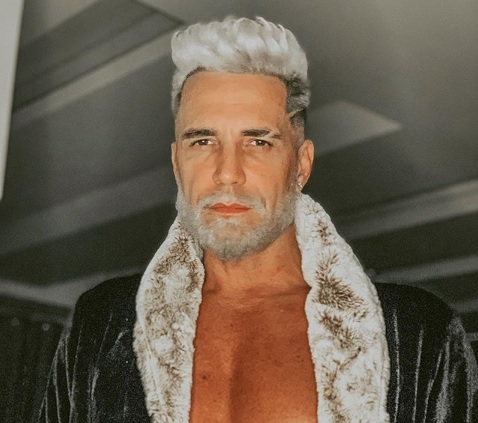 "Latinado por inteiro", escreveu o cantor na legenda da foto publicada em sua rede social. (Foto: Reprodução Instagram @latino)