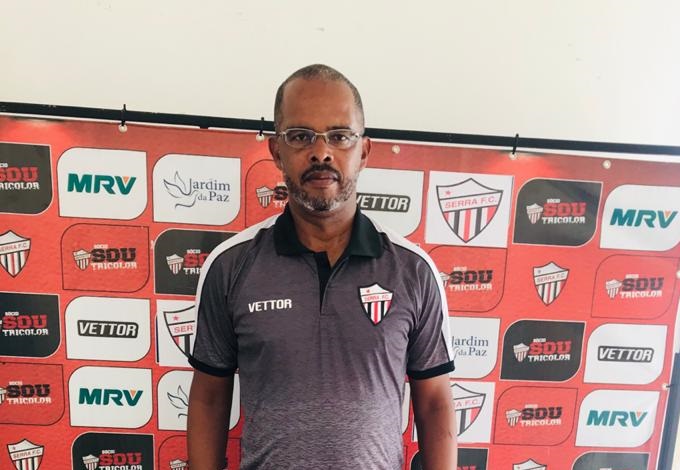 Wasterdeyle Lima, que era coordenador de futebol, assumiu como técnico do Serra (Foto: Divulgação/Serra)