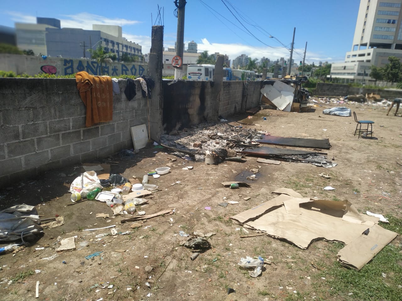 Local onde moradores de rua foram queimados no bairro Divino Espírito Santo, em Vila Velha (Foto: Kananda Natielly)