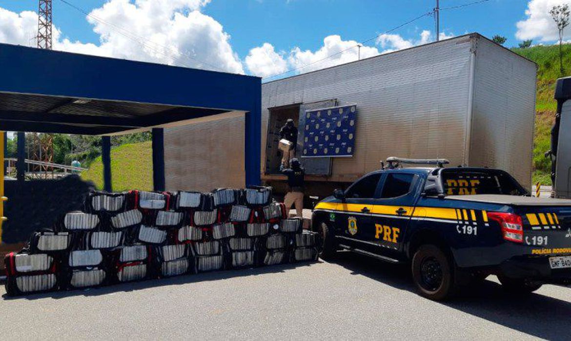 Ao fazerem a abordagem dos condutores, os agentes perceberam várias contradições (Foto: Divulgação/ PRF)