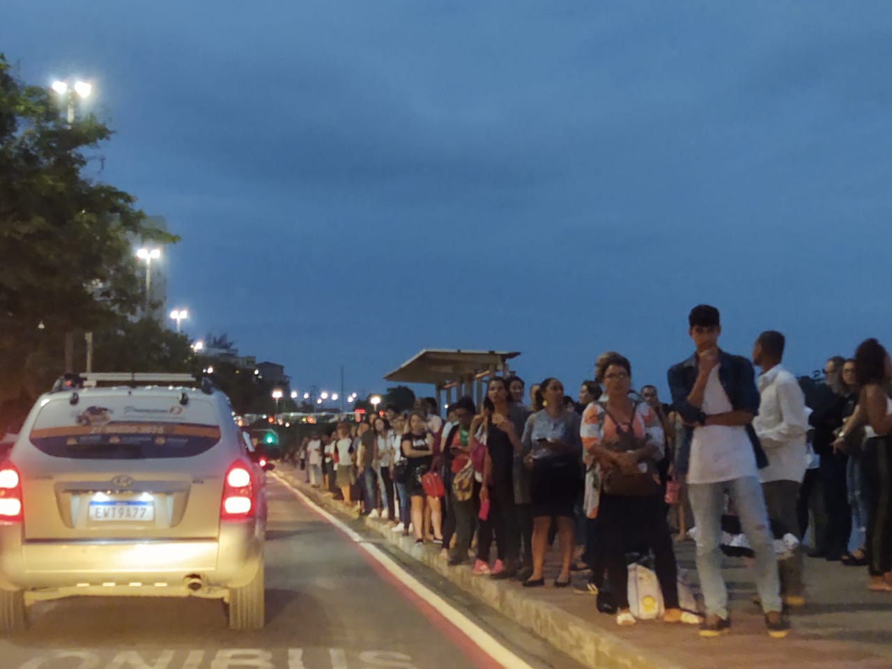 Passageiros aguardam por ônibus (Foto: Taynara Nascimento)