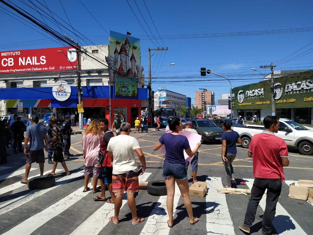 Manifestantes fecham a avenida Norte Sul, no cruzamento com a avenida Central, em Laranjeiras, na Serra. (Foto: Hemerson Costa)