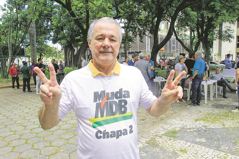 Marcelino Fraga faz sinal da vitória, durante a votação improvisada, em praça pública, na qual foi eleito (Foto: Dayana Souza — 16/02/2020)