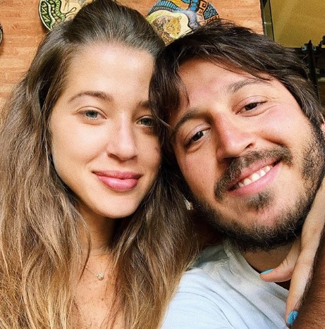 A influenciadora digital Marcela Minelli e o marido (Foto: Reprodução/ Instagram @marcellaminelli)