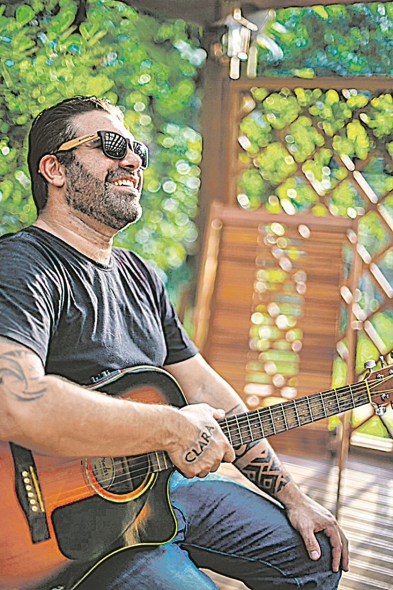 Marcos Bifão canta “Me Abraça” (Foto: Divulgação)