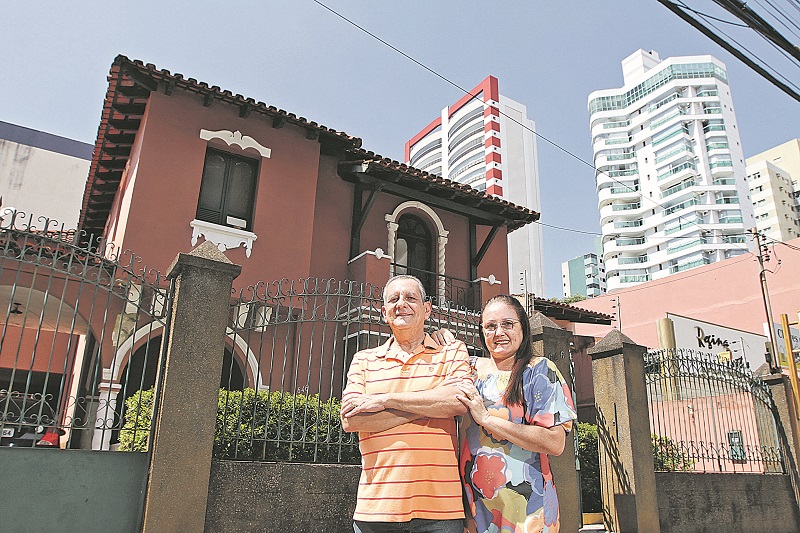 Marcus e Glaucia moram numa das últimas casas da rua Aleixo Netto, na Praia do Canto, e não pretendem vender tão cedo o imóvel localizado na capital. (Foto: Beto Morais/AT)
