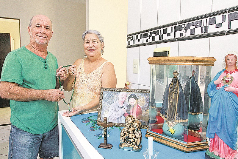 o casal Maria Dejacy Grampinha Dias, de 65 anos, e Edgar Coelho Dias, de 68. (Foto: Kadidja Fernandes/AT)