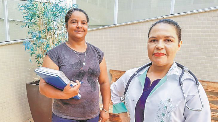 Maria Estel e Maria Luiza têm rotinas puxadas, indo do serviço de limpeza para o hospital e a sala de aula: “É cansativo, mas sou muito grata”, diz Estel (Foto: Roberta Bourguignon)